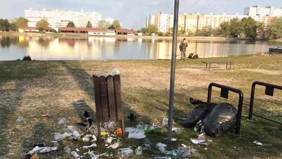 FOTO: Petržalka začala s dezinfekciou verejných priestranstiev, ale najskôr by ich mohla upratať....