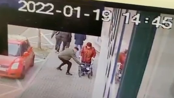 VIDEO: Mladík zo Senice okradol 77-ročnú zdravotne postihnutú seniorku za bieleho dňa o kabelku!