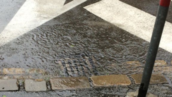 Centrum mesta je po daždi veľká mláka