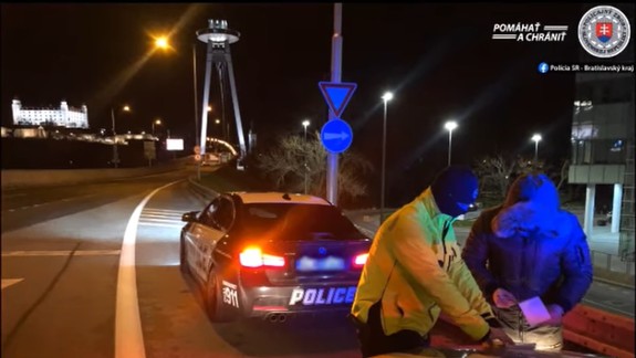 VIDEO: Policajti zastavili vozidlo s označením polície Spojených štátov amerických - kto v ňom sedel?