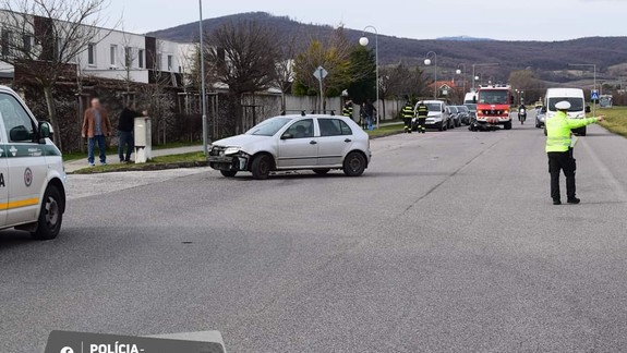 V Pezinku sa zrazilo osobné auto s motocyklom, polícia hľadá svedkov