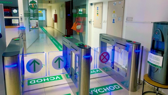 Dehonestujúce? Podmienkou práce z domu petržalských úradníkov je kontrola polohy zamestnanca