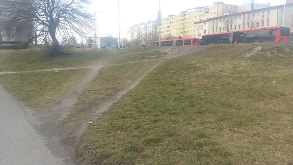 Dočkajú sa obyvatelia chodníka zo zastávky MHD k Chorvátskemu ramenu?