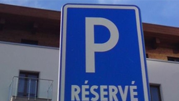 Zo 60 miest na parkovanie vydražili 46