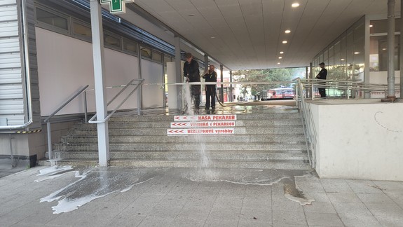 Pri OD Saratov zasahovali policajti, z miesta odviezli muža ozbrojeného nožom