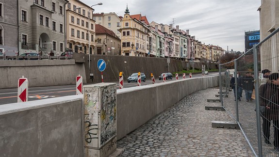 Sklenenú stenu dokončia v decembri