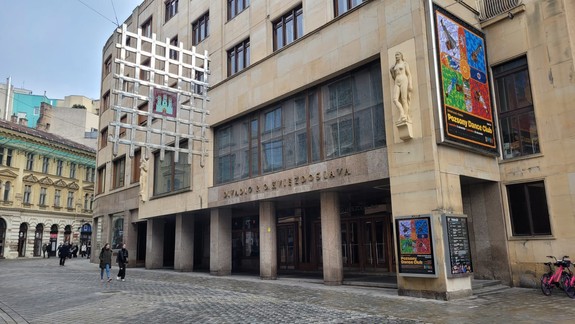 Vyznanie lásky z konšpiračného pekla: DPOH oslávi MDŽ čítaním hejtov známym a neznámym ženám