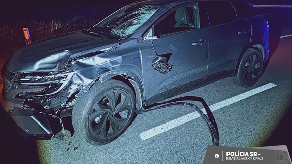 Nočná tragédia: Vodička predbiehala auto, zrazila chodca kráčajúceho v ľavom pruhu