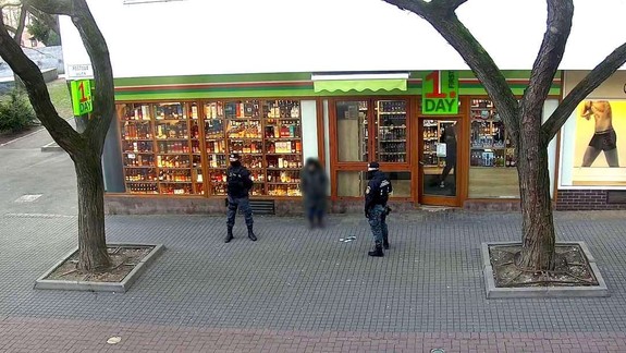 Pozorná žena za pultom:  Muž mal pri sebe priveľa bankomatových kariet, predavačka ma neho upozornila políciu