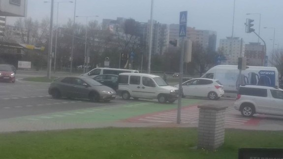 FOTO: Na križovatke Bajkalskej a Trenčianskej nefunguje svetelná signalizácia - vzniká tam nebezpečný dopravný chaos!