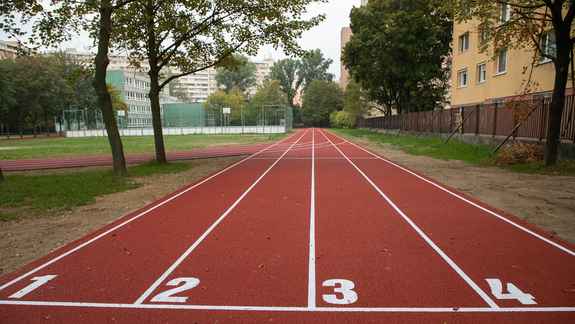 Ďalšia základná škola v Petržalke má moderný bežecký ovál. Využívať ho môže aj verejnosť