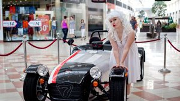 Luxusné autá, guľa smrti a zápas dievčat v blate na Zlatých pieskoch