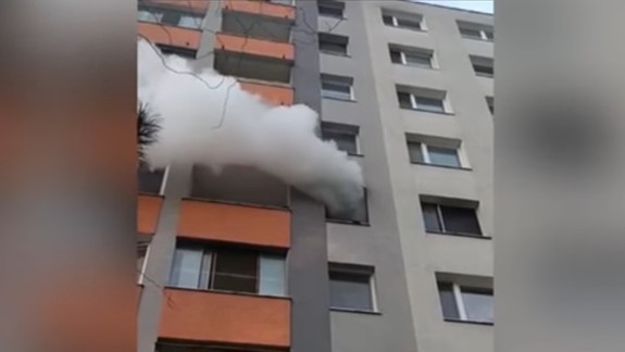 Hasiči zasahovali pri požiari v bytovom dome v Petržalke