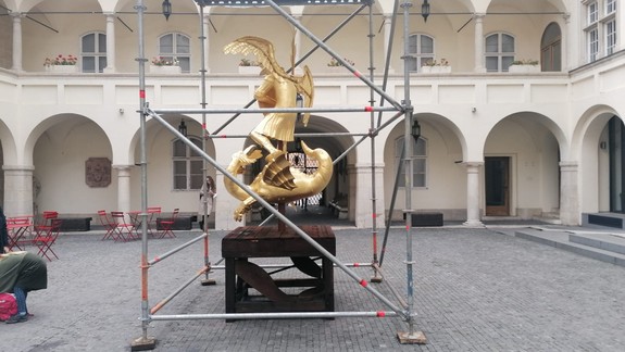 Príležitosť možno raz za život: Verejnosť si môže pozrieť pozlátenú sochu Archanjela Michala