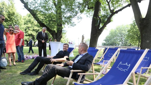 Na Bratislavskom hrade pribudla oddychová zóna, kreslá daroval Danko