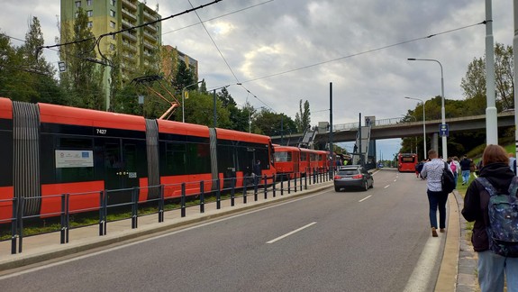 Premávka električiek na Karloveskej ulici v Bratislave je prerušená