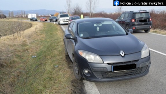 Polícia hľadá svedkov nehody pri Slovenskom Grobe, auto tam zrazilo cyklistu