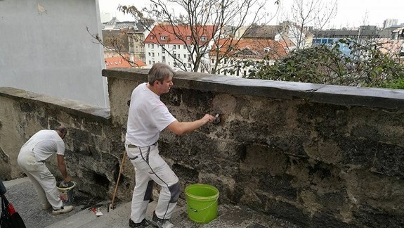 Dobrovoľníci začali s opravou múrika na Zámockých schodoch