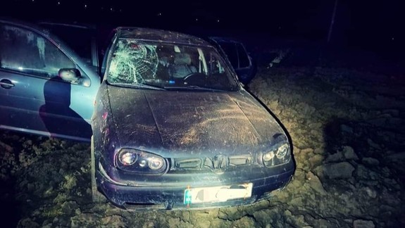 Policajná naháňačka: Unikajúce auto sa viackrát prevátilo, policajti i strieľali