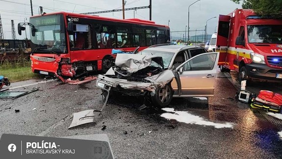 Nehoda vo Vajnoroch: V zákrute sa zrazil autobus MHD so Škodou Octavia