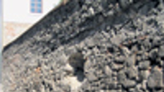 Zničený múr na Zámockej sa rozpadáva