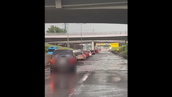 VIDEO: Niektoré ulice zaplavila voda, tvoria sa kolóny