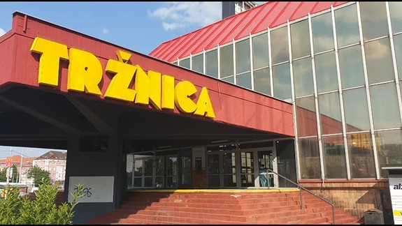 Výmenu sklenenej fasády tržnice má pomôcť financovať edícia dizajnových kúskov oblečenia