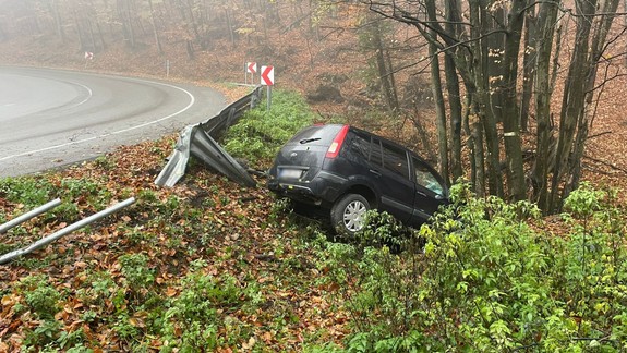 Na Pezinskej Babe narazilo auto do stromu, spolujazdkyňa utrpela zranenia