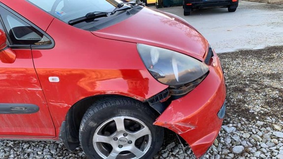FOTO: Policajti mu po nehode zobrali z auta tabuľky s evidenčným číslom, ale pozrite, ako sa vynašiel...