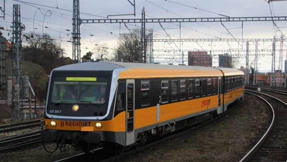 Nehoda: Pri zrážke vlaku s osobným autom sa vykoľajila súprava, vodič zomrel