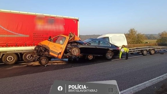 Na diaľnici D2 sa v smere do Bratislavy zrazili dve nákladné autá