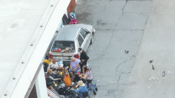 FOTO: Na Osuského bivakuje skupinka ľudí - niektorým obyvateľom prekážajú, iní im pomáhajú