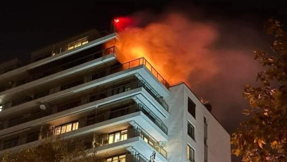 Veľký požiar v Ružinove: Plamene zachvátili byty od 11. po 14. poschodie, vyhasol i ľudský život