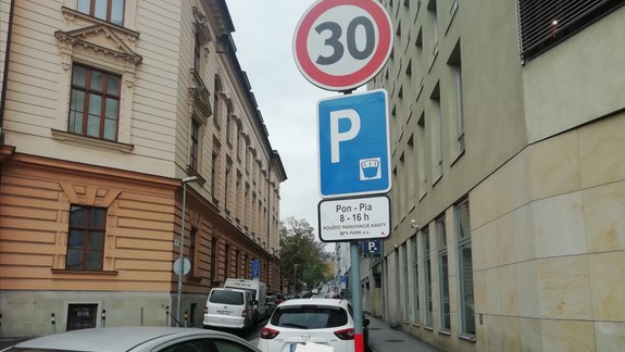 Parkovanie v meste: Na Zochovej platí do konca novembra prechodné obdobie