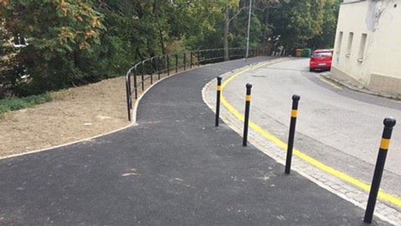 Vynovený chodník: Na Sokolskej už autá nezaparkujú