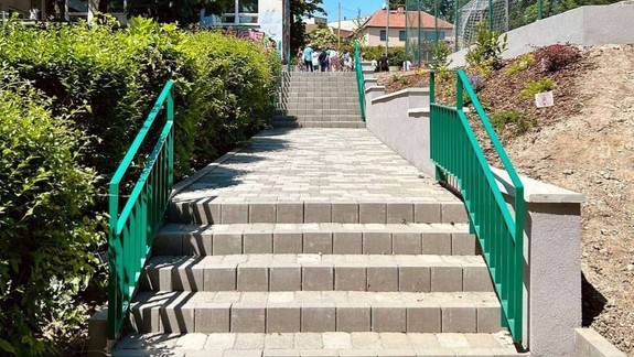 Od nového školského roku sa deti na ZŠ Mudroňova budú prechádzať po novom schodisku a chodníku