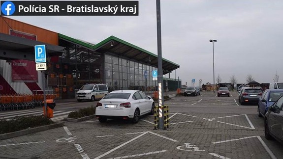 Poriadna drzosť. Vodič tohto auta nakoniec prišiel o vodičák a skončil na policajnej stanici