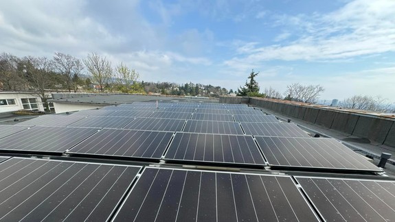 Na ZŠ Mudroňova myslia ekologicky! Na streche majú solárne panely