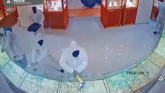 VIDEO: Šesť maskovaných mužov vtrhlo do klenotníctva, vitríny porozbíjali sekerami