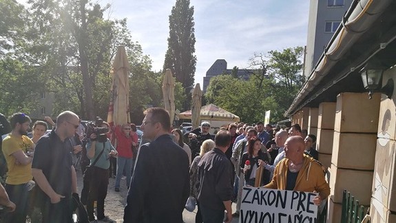 FOTO: Novomešťania protestovali proti developerovi a podporiť ich prišli aj miestni poslanci