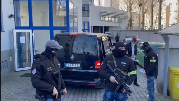 Advokáta Adama Puškára, obvineného z vraždy D. Tupého, eskortovali na Okresný súd Bratislava V