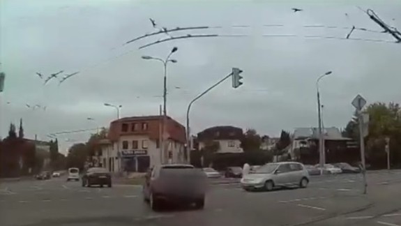 VIDEO: Nehoda zachytená kamerou: Vodič idúci na červenú narazil na križovatke do iného auta
