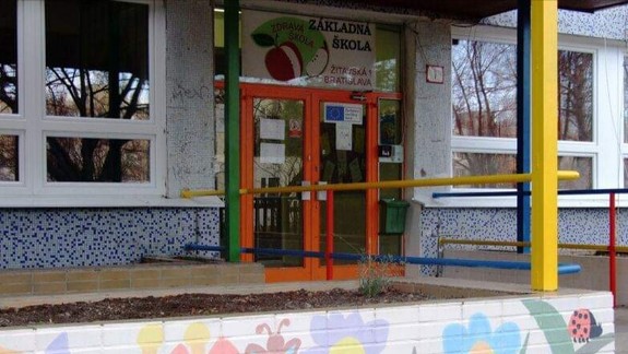 ZŠ na Žitavskej vo Vrakuni museli pre koronavírus uzavrieť