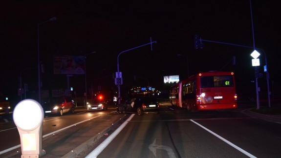 Polícia hľadá svedkov nehody na Ivanskej ceste, kde došlo k stretu osobného automobilu a chodca