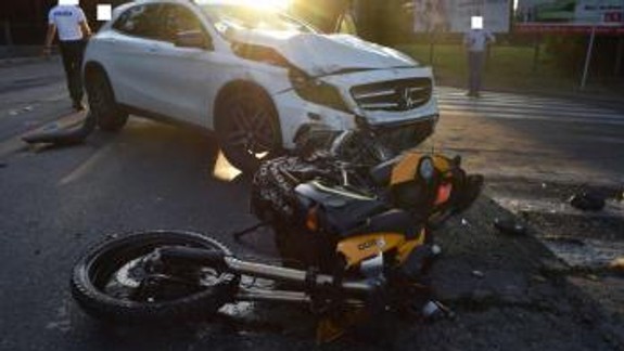 Motorkár skončil po zrážke s autom so zraneniami v nemocnici