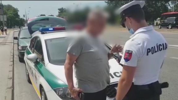 Absolútna nezodpovednosť: Opitý muž vozil po Petržalke na sedadle spolujazdca dieťa