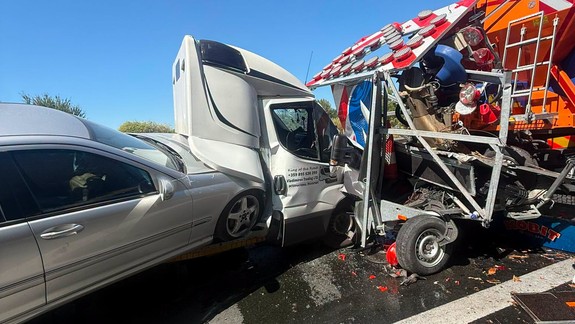 Na D2 pri obci Závod sa stala nehoda, vodič narazil do auta pred sebou