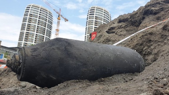 Po náleze bomby pokračujú výkopové práce pri Mlynských nivách za asistencie pyrotechnikov...
