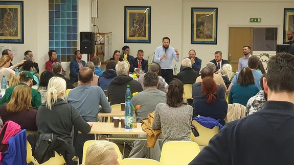 Pri kríži sa nájomné byty stavať nebudú, prisľúbil Dúbravčanom na stretnutí primátor Vallo