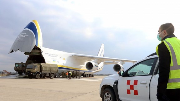 Letka NATO priviezla na Slovensko 48 ton medicínskeho materiálu